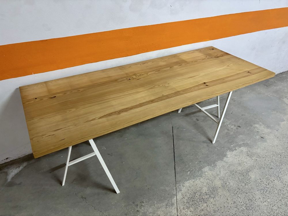 Mesa em madeira maciça