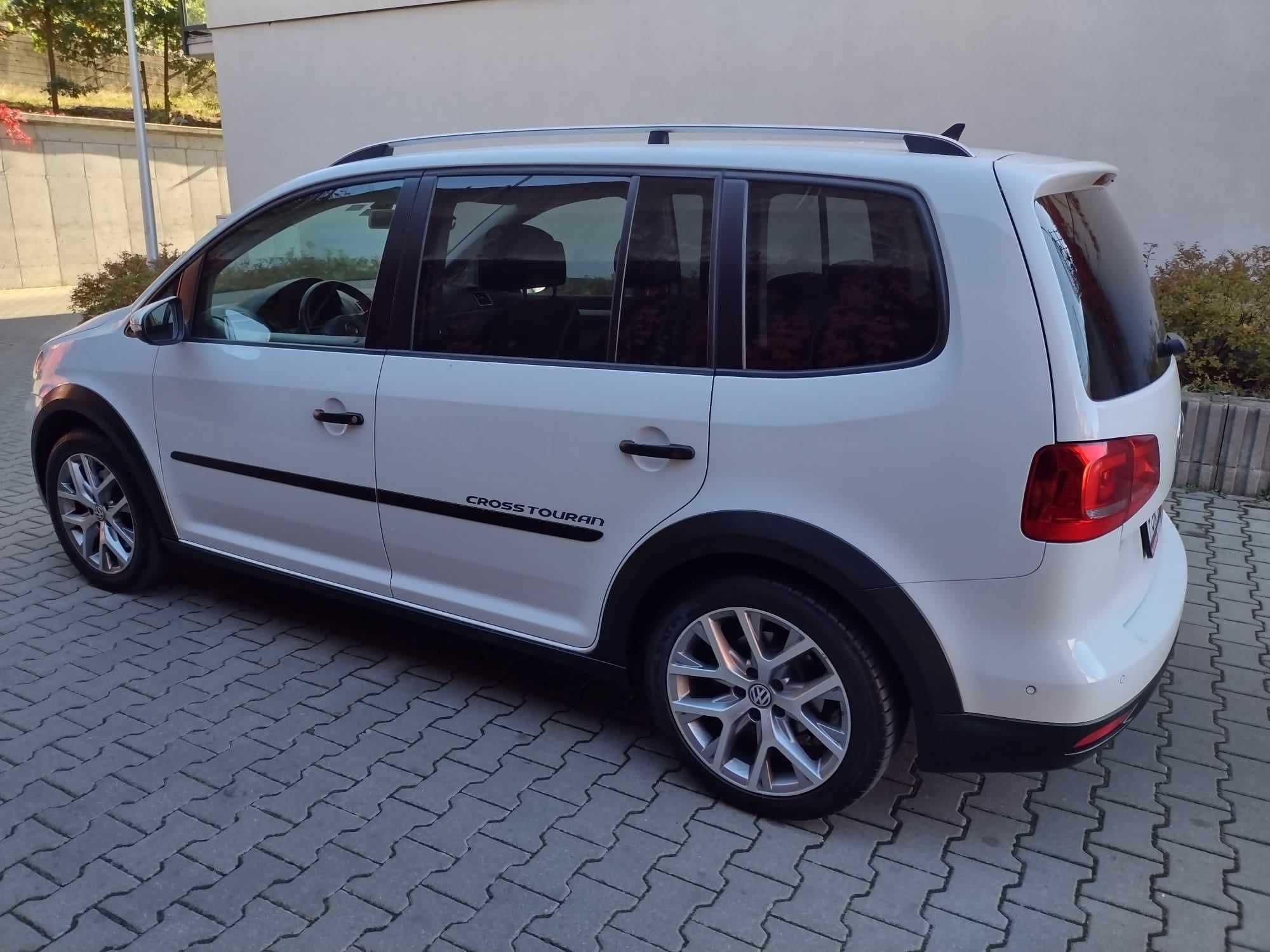 Vw Touran Cross DSG 177km tdi Kamera Pdcx2 Sam Parkuje !!!