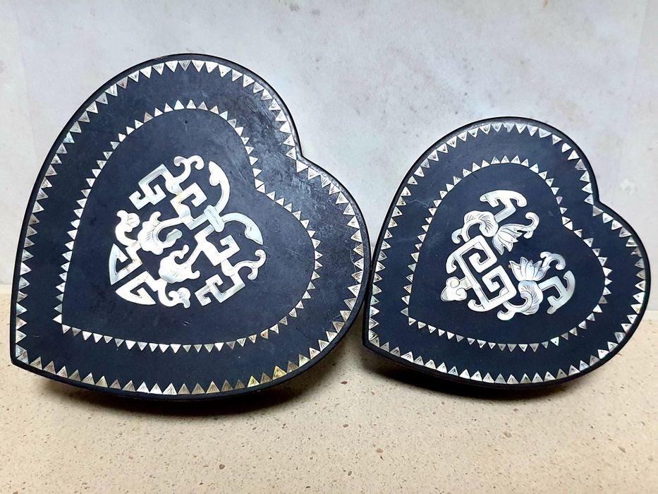 Conjunto de lindas antigas caixas corações asiaticos com madrepérola