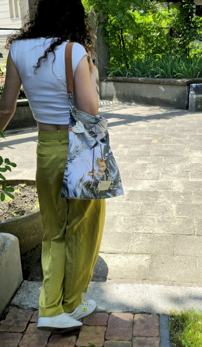 Letnia torebka z tkaniny w kwiaty i lìście