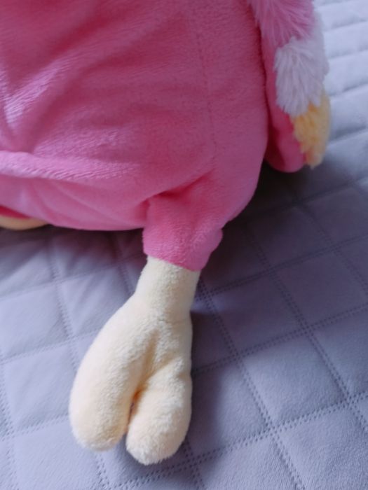 Maskotka ptak różowy siedzi