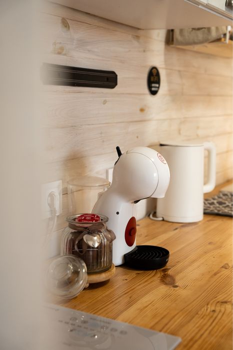 Дивовжний будиночок на березі чистого озера