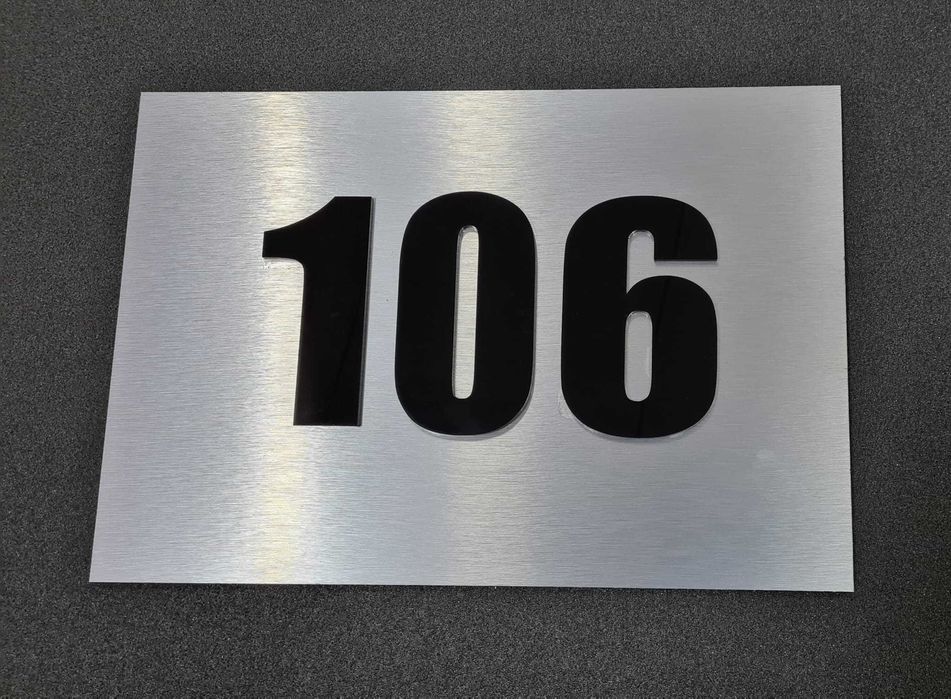 Tabliczka adresowa numer domu AluPlex3D aluminium + czarne szkło akryl