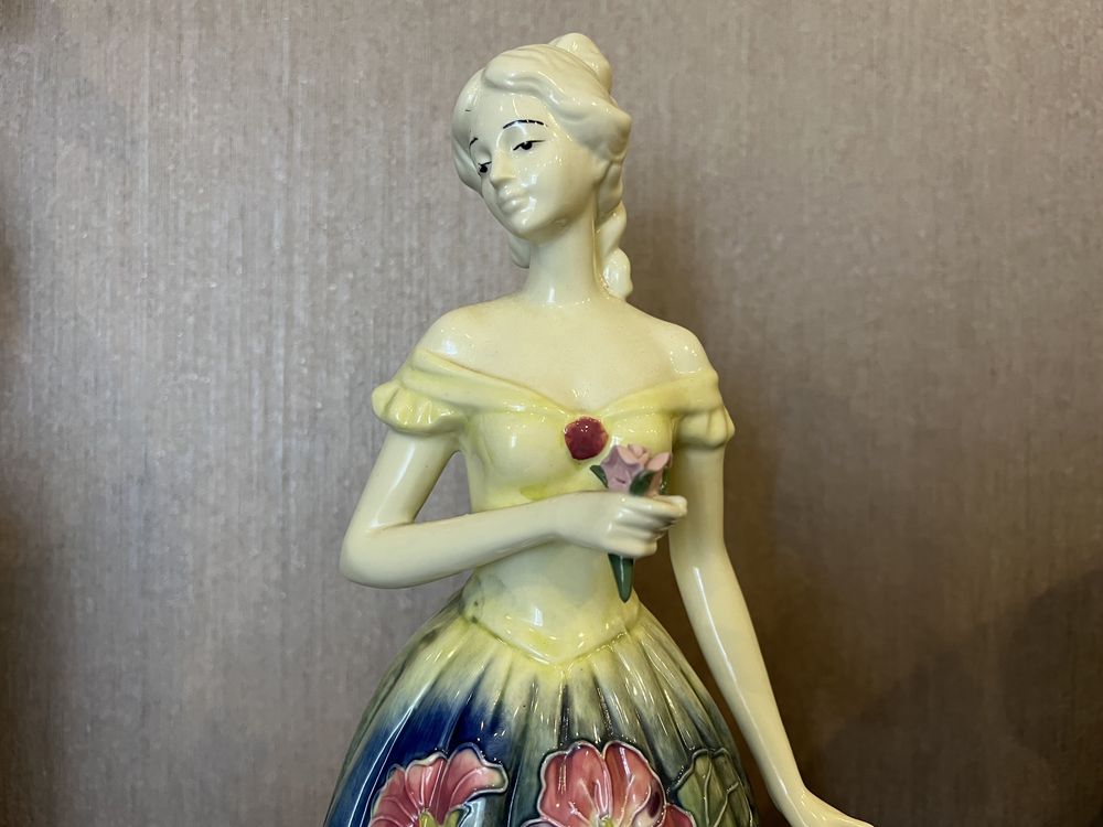 Фигурка статуэтка фарфор девушка в платье цветы / колекционирование