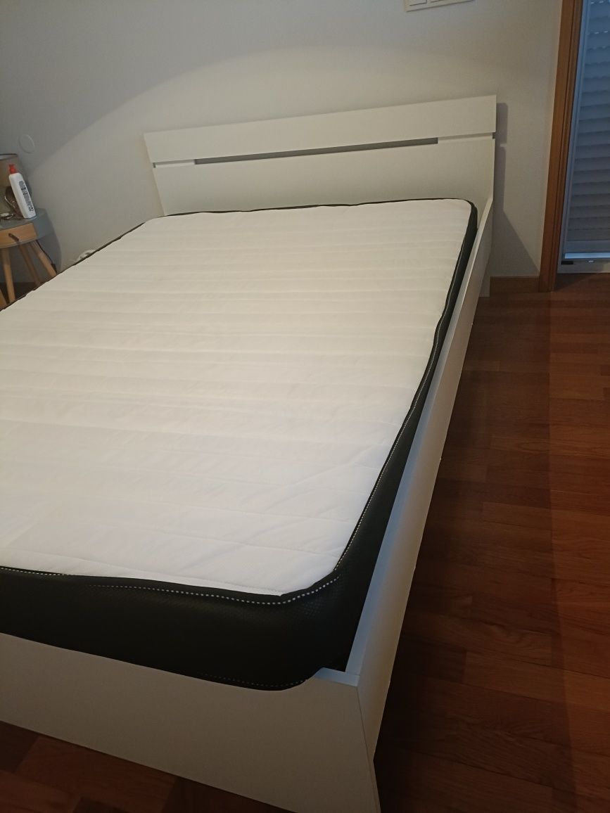 Cama com estrado e colchão