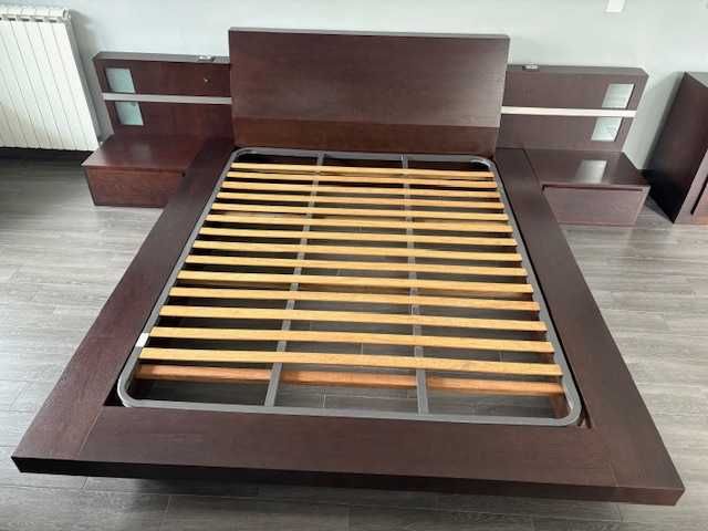 quarto completo com mesinhas de cabeceira e cómoda