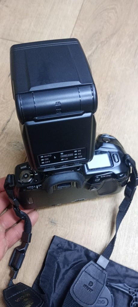 Aparat Minolta Dynax 700si plus obiektyw i lampa, zestaw