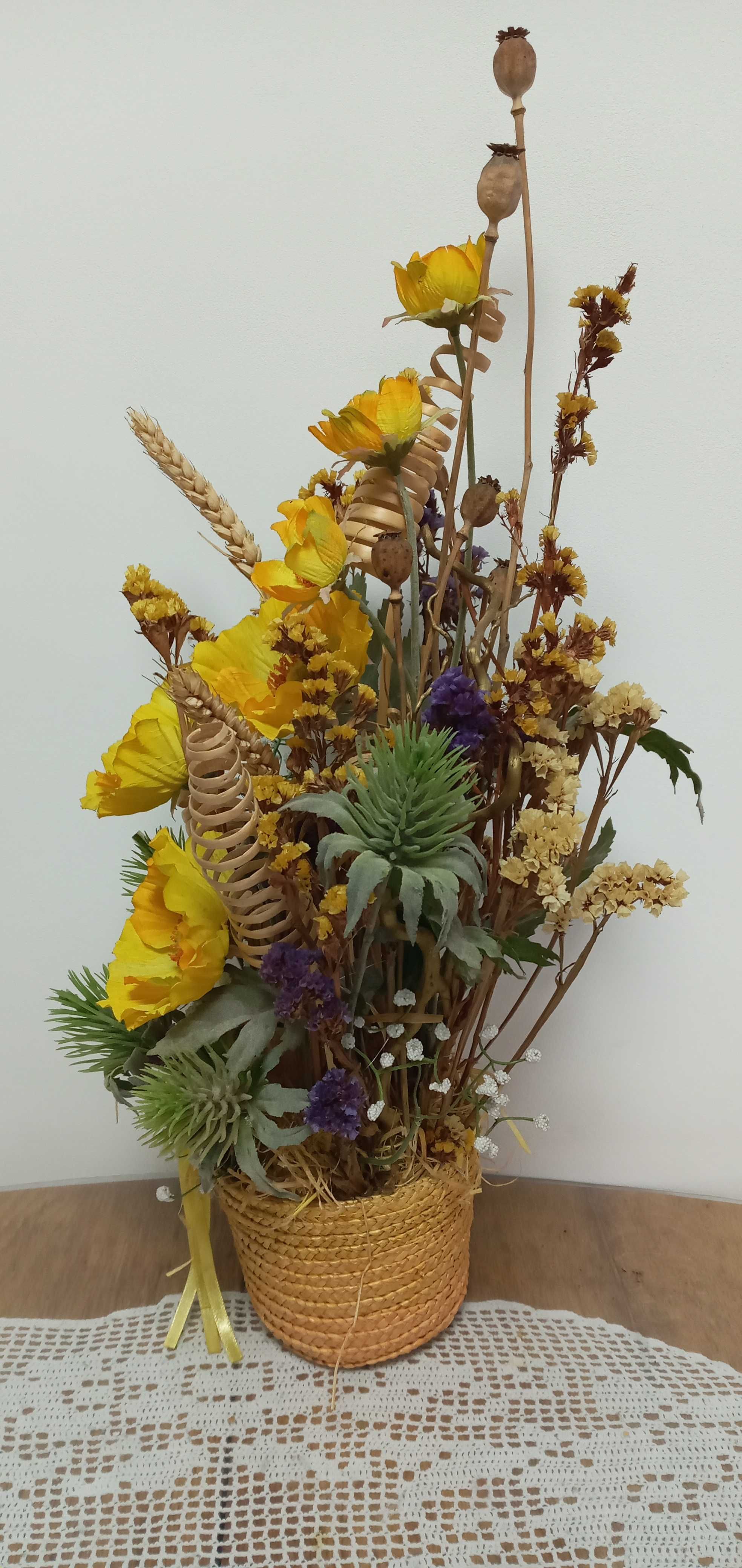 Декоративна композиція з натуральних і штучних квітів
