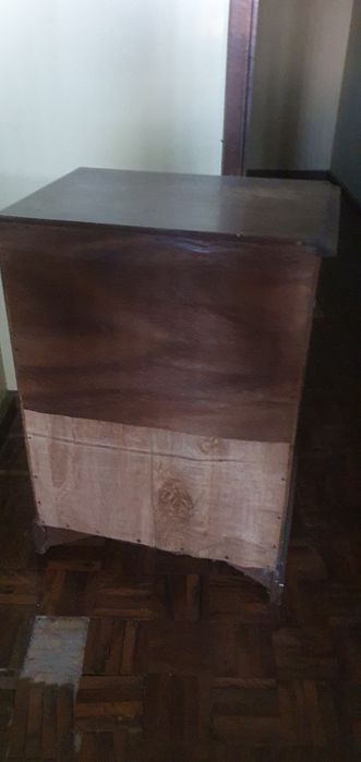 Mesa de cabeceira antiga em madeira maciça