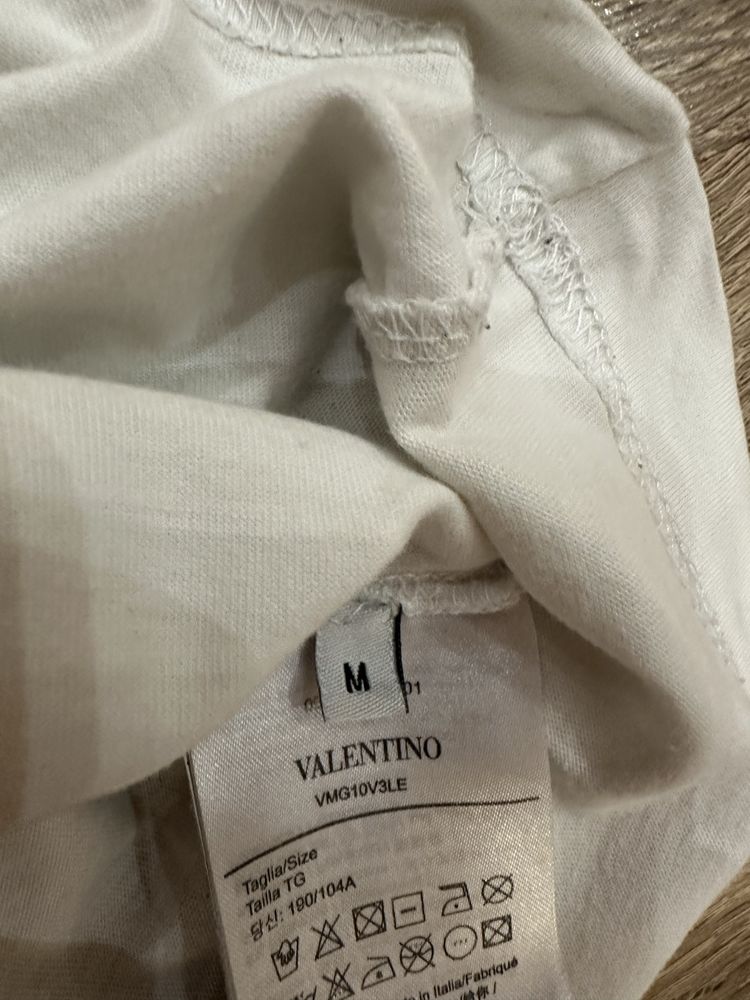 Продам оригинальную футболку Valentino (валентино)