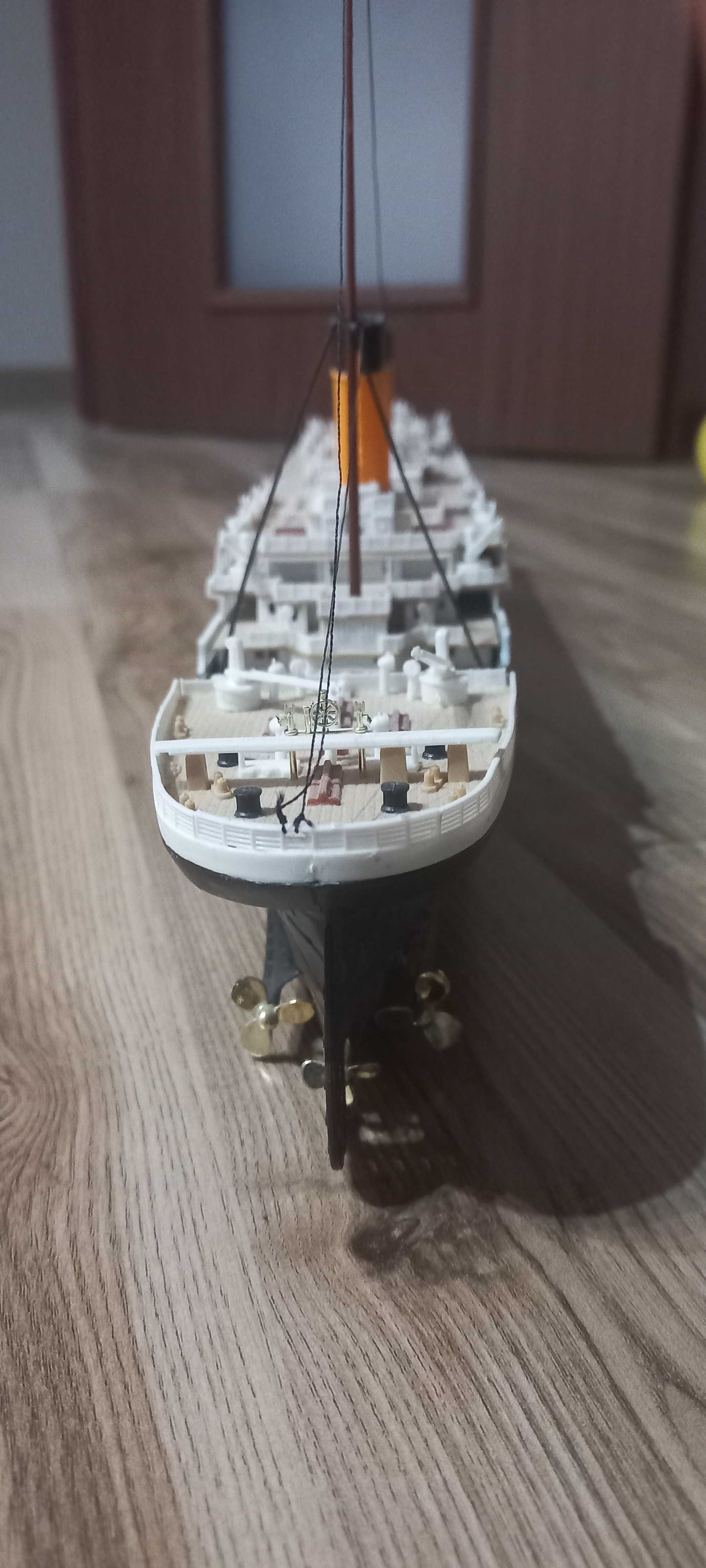 Model statku RMS Titanic - długość 69 cm - składany, uzywany
