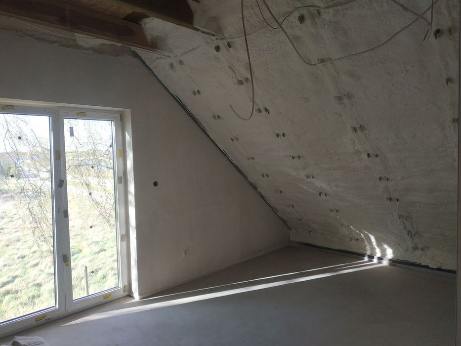 Ocieplanie pianką PUR Dachu - izolacje natryskowe poddasza pianą