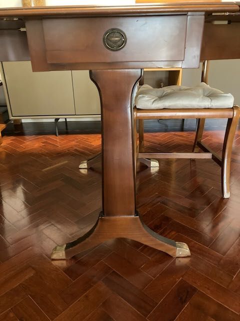 Mesa de jantar tipo holandesa, de cerejeira