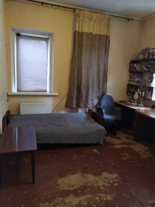 Частина цегляного будинку в затишному районі міста