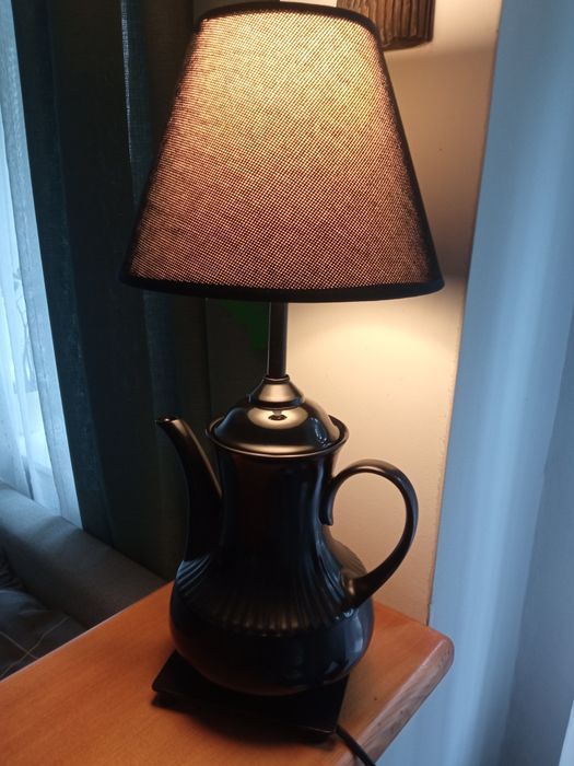 Lampka stołowa czarna