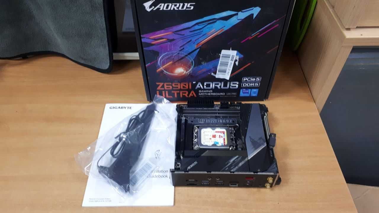 Материнська плата Gigabyte Z690I Aorus Ultra
