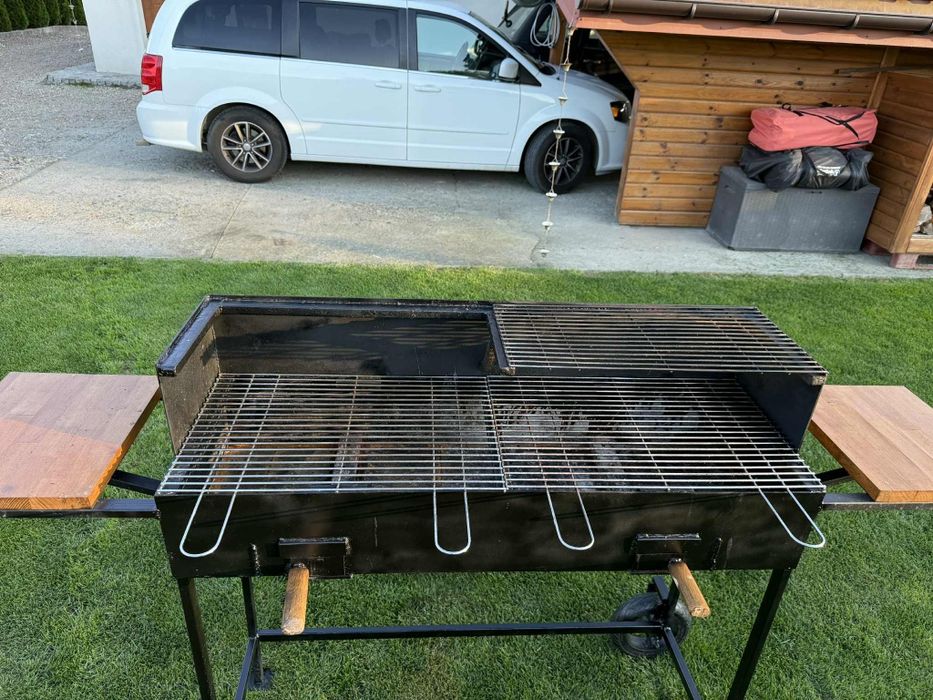 Duży grill mobilny,solidny.