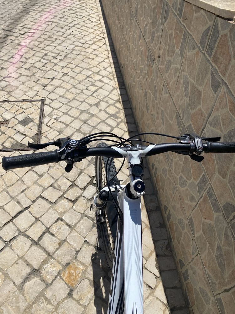 bicicleta btt dupla suspensão scott
