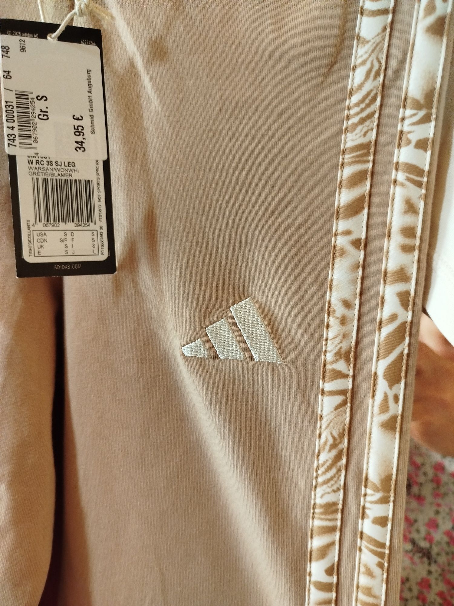 Женский костюм фирмы Adidas.