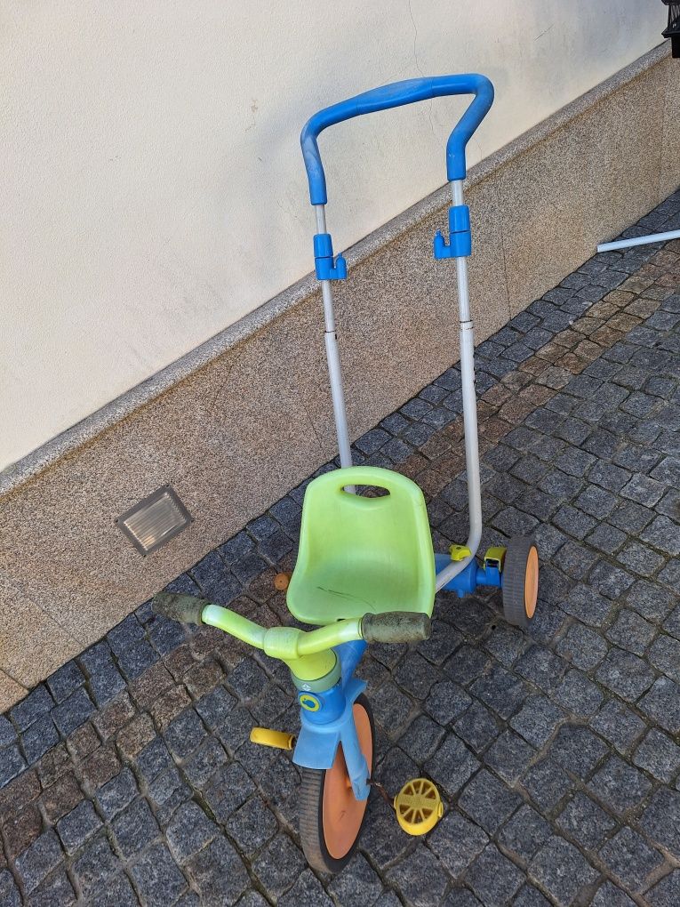 Triciclo com empurrador