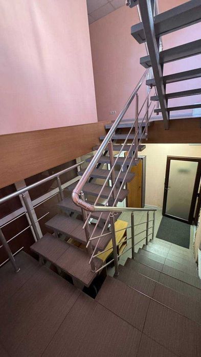Продам 3-поверхове приміщення в центрі міста
 вул. Моссаковського, 1