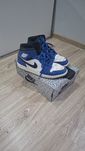 Air Jordan 1 Mid niebieskie – oryginalne, zniszczony toe-box