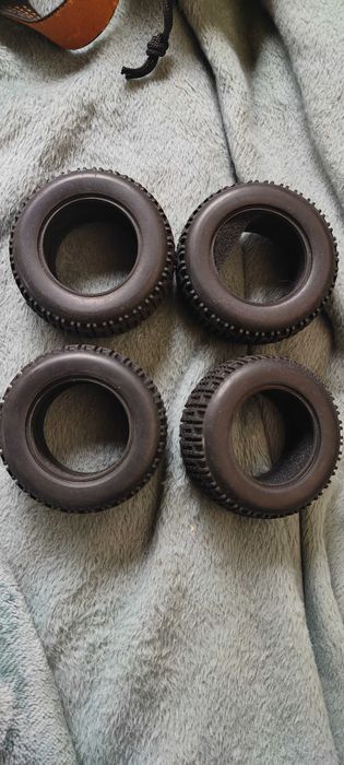 Zestaw czterech opon do modelu RC 75 mm