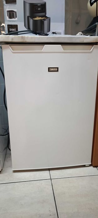 Mini Frigorífico com congelador marca Zanussi pouco usado