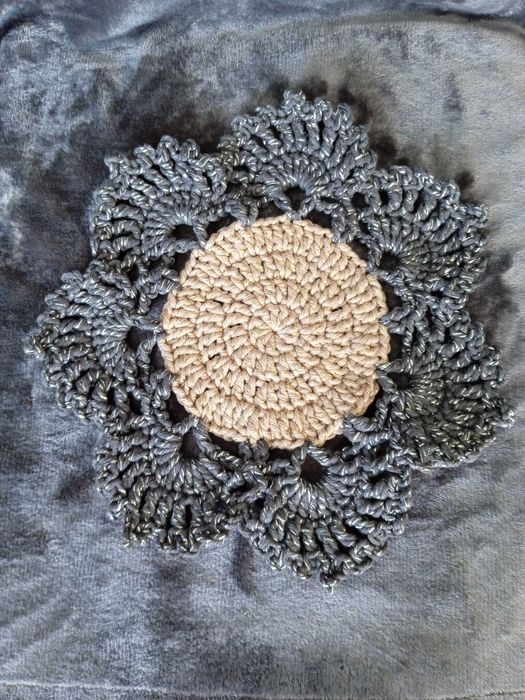 Serwetka na szydełku - szary i kremowy