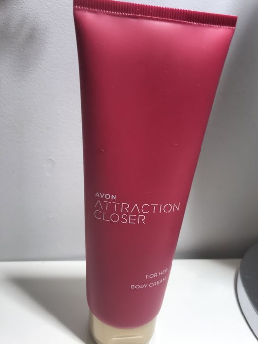 Krem perfumowany do ciała Avon Attraction Closer