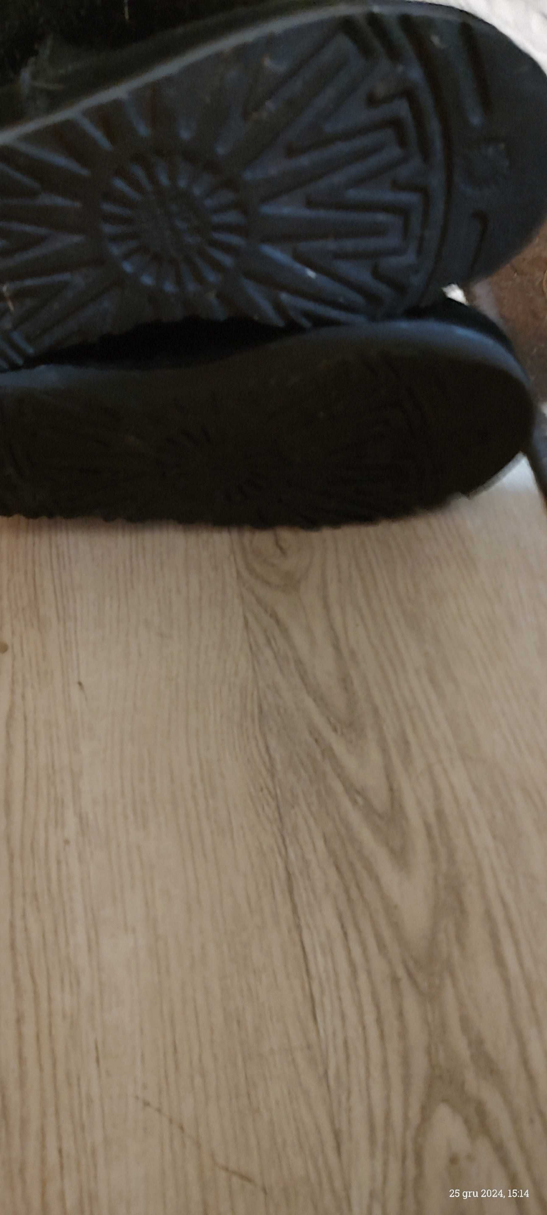 Sprzedam damskie botki UGG.