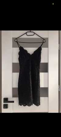 Czarna sukienka.