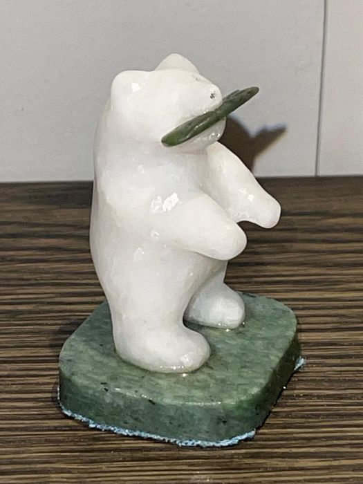 Мраморный медведь с нефритовыми элементами