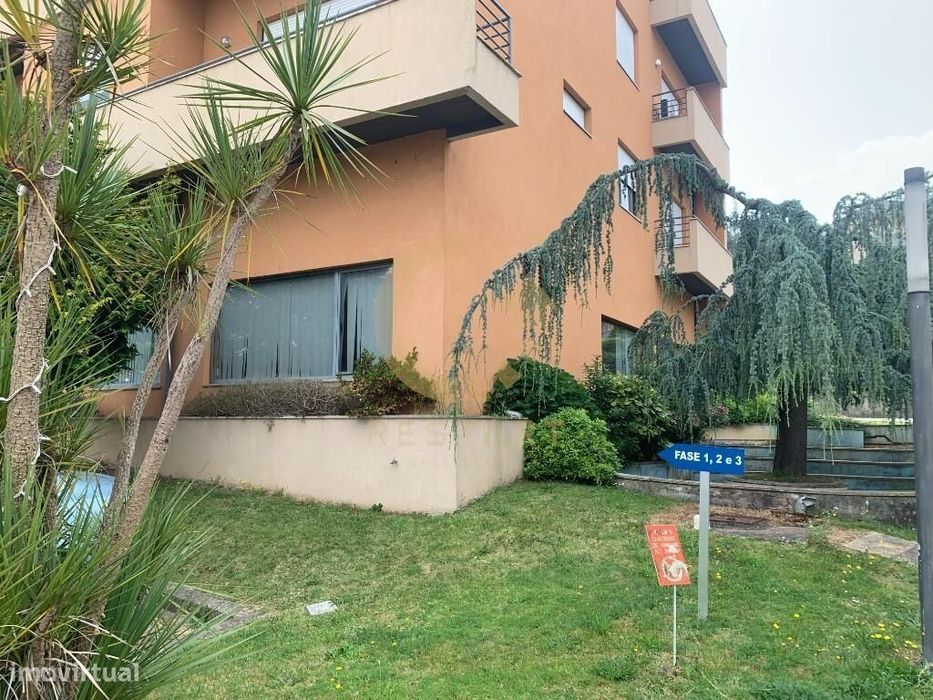 Escritórios com recepção, 20 salas/gabinetes, garagem e espaço exterio