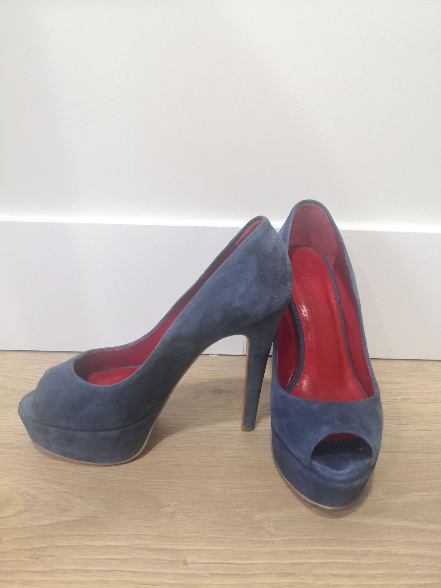 Stilettos de camurça azul com sola vermelha, da Samelli