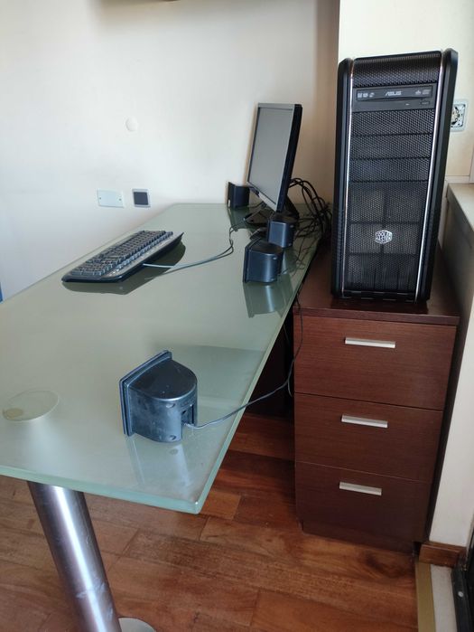 Secretária de vidro com gavetas em madeira.