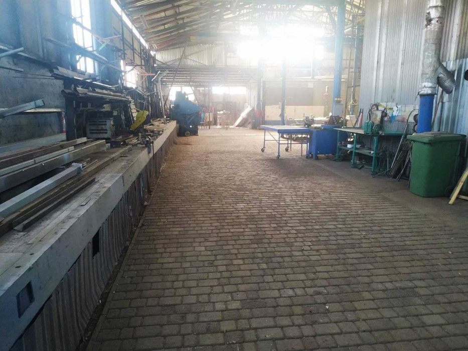 Виробниче приміщення з кран-балкою