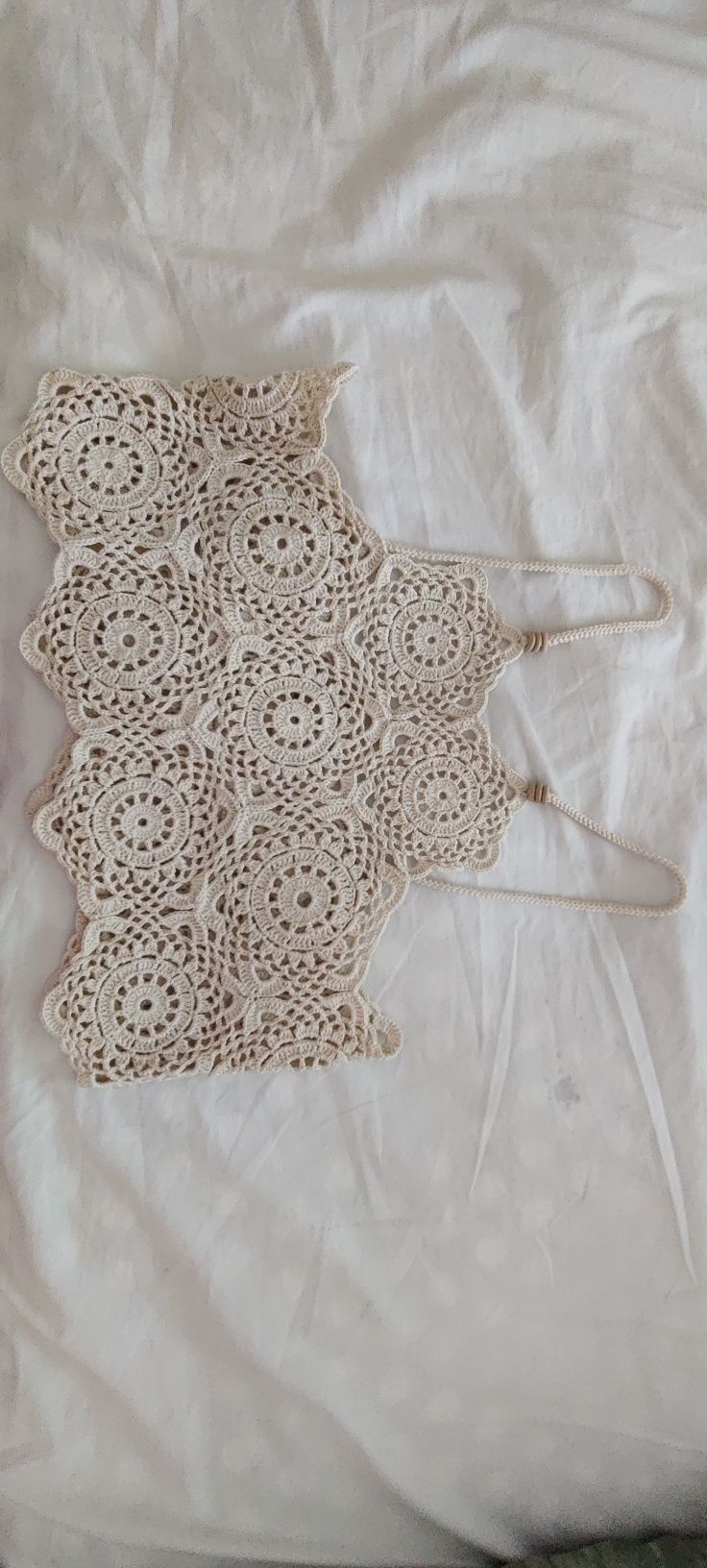 Top em croché. Novo, com argolas em madeira. Altura 45 cm, larg. 46,5