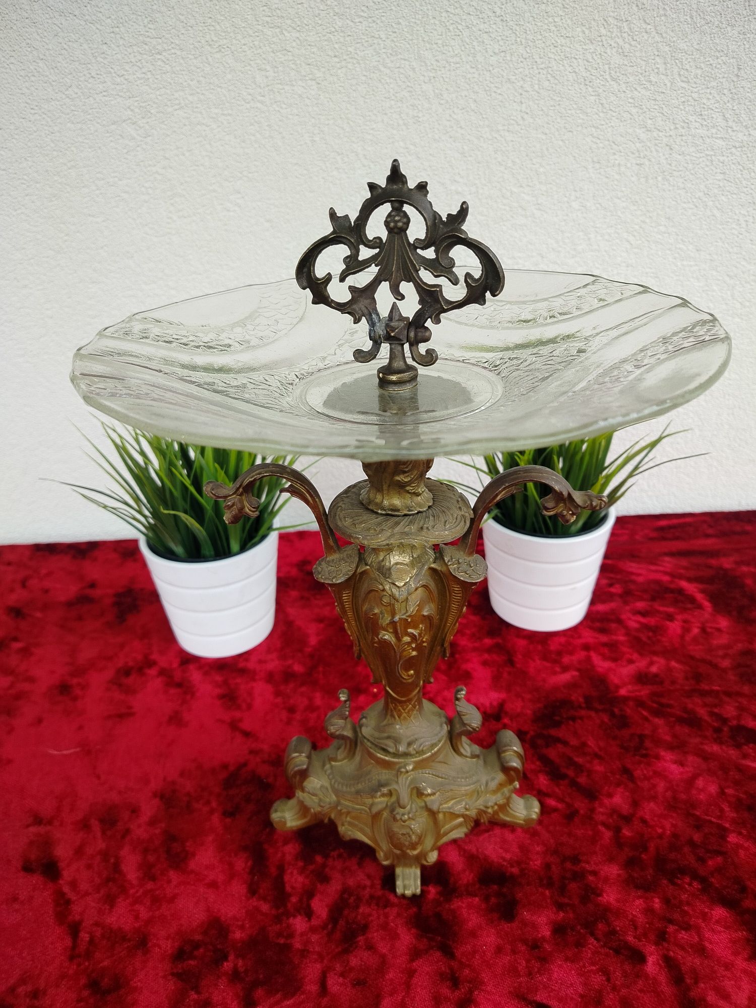 Stylowa, pałacowa patera z cynkalu – elegancja dawnych rezydencji