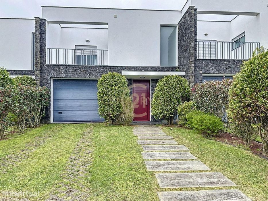 Moradia T3 com varanda e garagem na Fonte do Bastardo