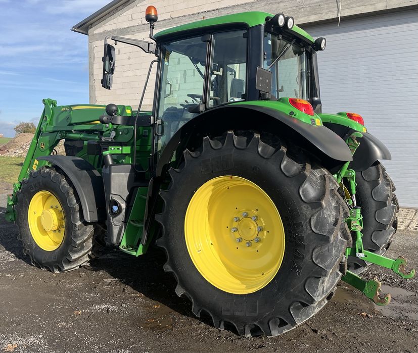 John Deere 6145m z ładowaczem czołowym John Deere 643R