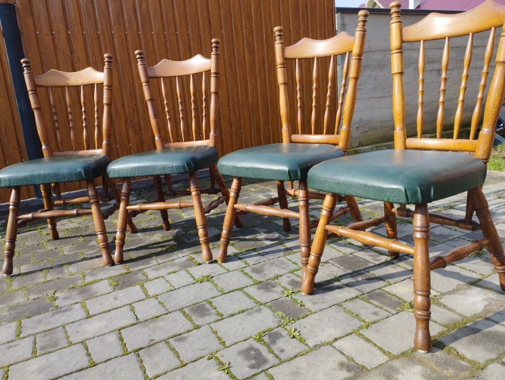 Комплект дерев'яних крісел і стіл