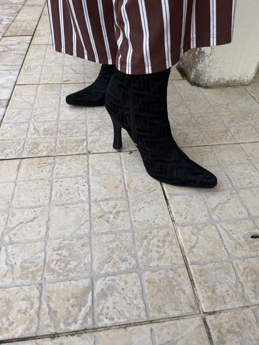 Botim preto de salto Alto