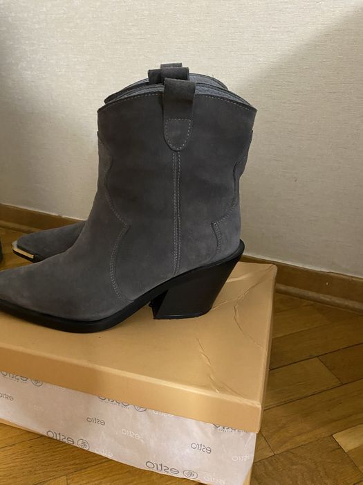 Козаки замшеві сірі Estro