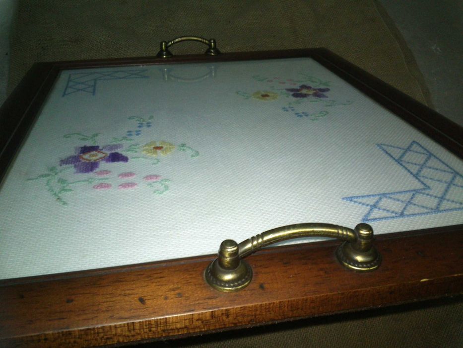 tabuleiro com bordado em Ponto Cruz Feito à Mão