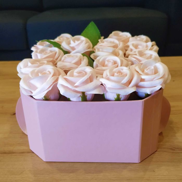 Caixa quadrada com rosas cor de rosa de sabão