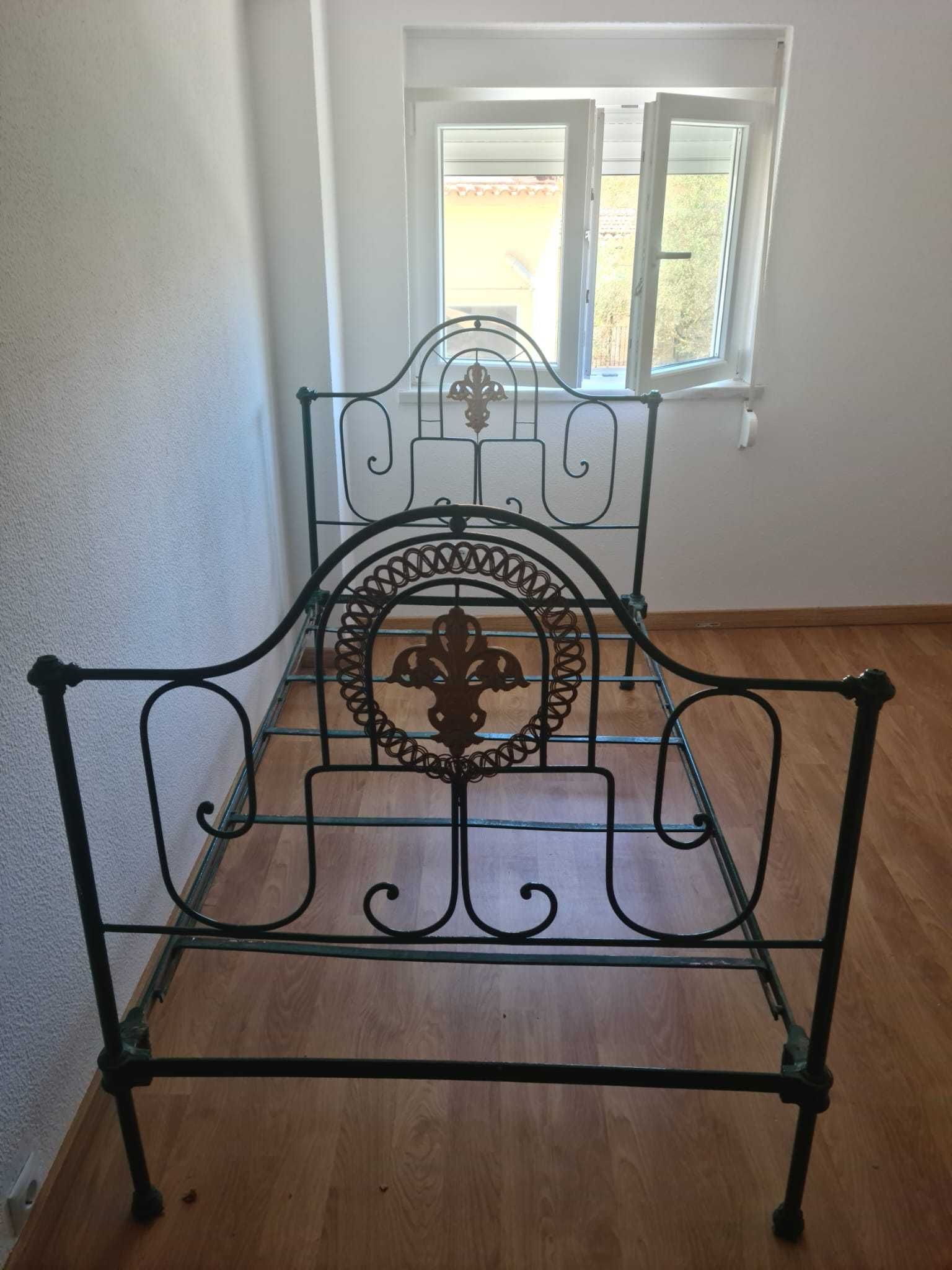 Cama de Ferro Trabalhada 175x42 cm - Como Nova