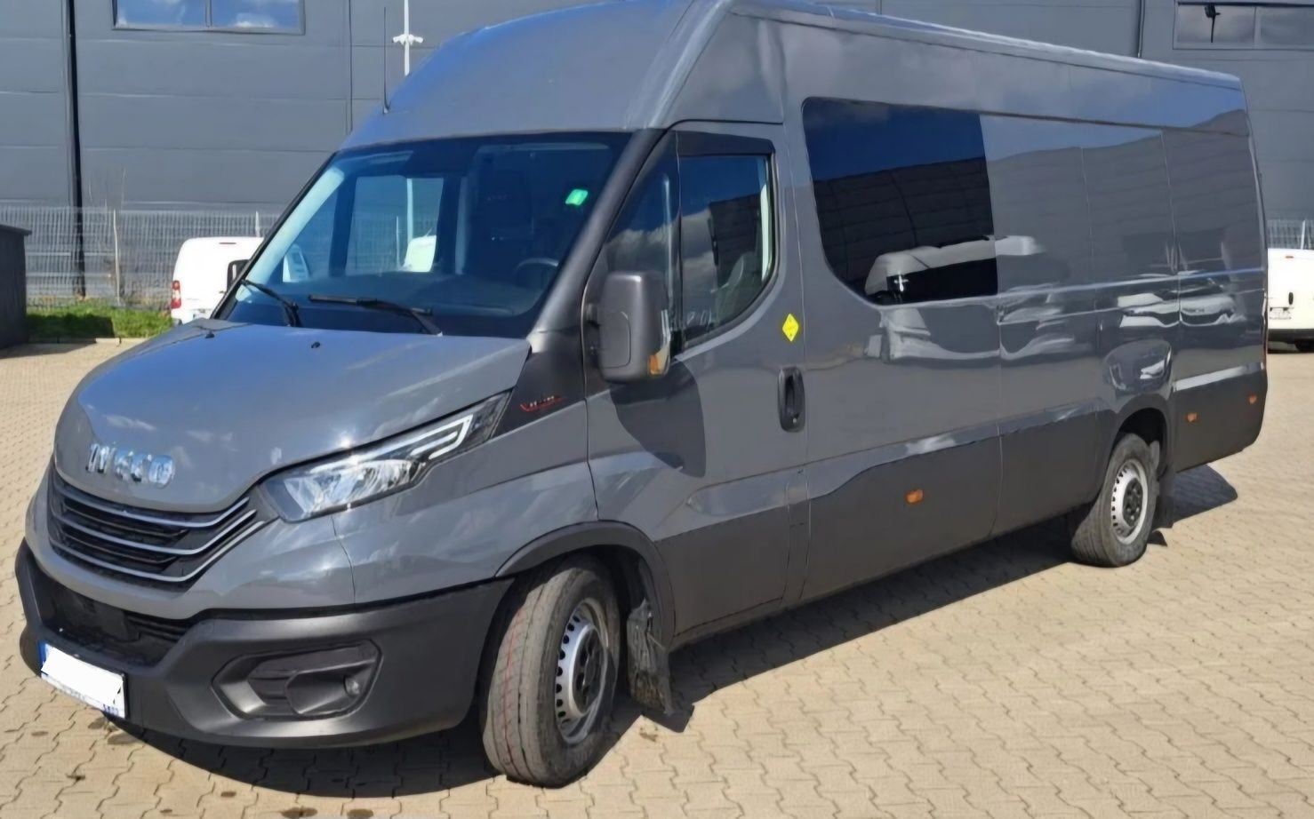 Wynajem busa IVECO max, dostawczak, brygadówka 7 osób