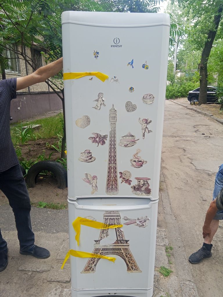 Продам два холодильника