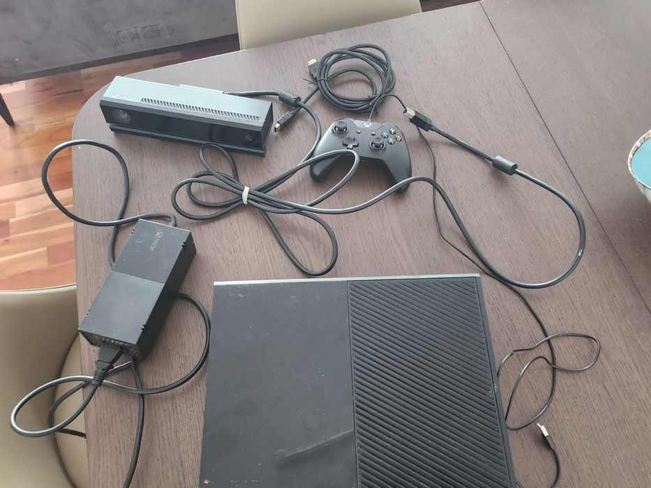 XBOX One 500GB Modelo 1540, com 1 comando e 1 sensor Kinetic.